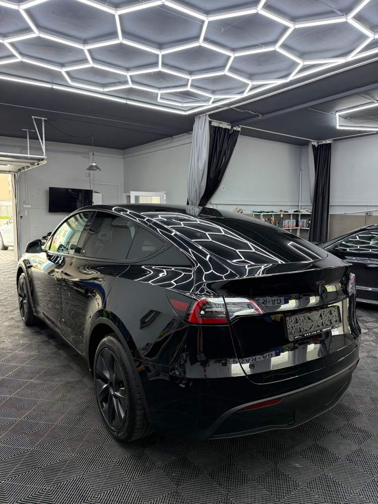 Tesla Model Y po detailingu